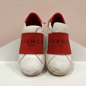 Unisex sneakers for little girls or boys.